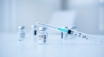 Argentina mantiene acceso a vacunas e insumos a pesar de su salida de la OMS