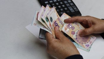 Argentina para hacerle frente a la inflación los trabajadores de la salud tendrán un aumento salarial del 59%