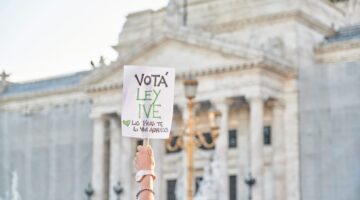 Argentina reglamenta ley IVE y de cuidado infantil