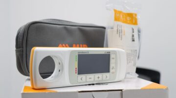 AstraZeneca dona al SER Centro de Salud 29 nuevo espirómetro para diagnóstico temprano de asma y EPOC