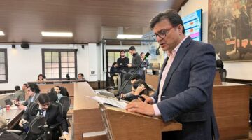 En un esfuerzo por mejorar los entornos educativos y proteger la salud de los niños, niñas y adolescentes, la Secretaría Distrital de Salud, en colaboración con los sectores de Educación, Cultura, Seguridad y Gobierno, ha priorizado este año 160 jardines infantiles y 179 colegios como "entornos cuidadores educativos". Este anuncio fue hecho por el Secretario Distrital de Salud, Gerson Bermont, durante un debate de control político sobre "Entornos Escolares y Libres de Drogas" ante la Comisión Segunda del Concejo de Bogotá.