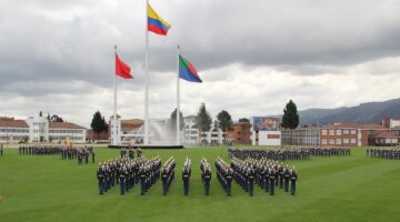 La Secretaría de Salud confirmó un brote de Infección Respiratoria Aguda Grave (IRAG) por influenza en la Escuela Militar de Cadetes General José María Córdova, generando preocupación en la comunidad académica y en la ciudad de Bogotá. Hasta el momento, se han registrado 290 personas expuestas, de las cuales 101 presentan síntomas y 98 se encuentran en aislamiento. Además, tres personas están hospitalizadas, dos de ellas en Unidades de Cuidado Intensivo.