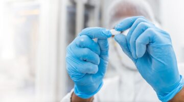 Científicos buscan nuevos antibióticos y tratamientos