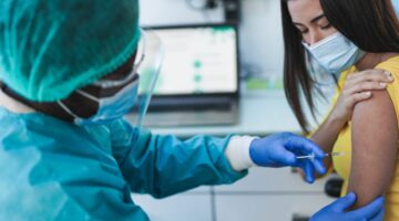 Cobertura de vacunación covid-19 es superior al 70% en 14 países de America