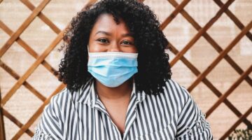 Colombia elimina uso del tapabocas en espacios cerrados