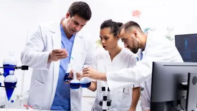 Colombia enfrenta el reto de modernizar su regulación para atraer más estudios clínicos y beneficiar a los pacientes