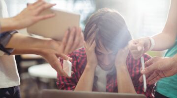 Corte Constitucional dicta órdenes para prevenir acoso escolar y proteger la salud mental infantil