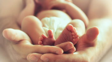 Corte Constitucional ordena reconocimiento de licencia parental y garantiza igualdad de derechos
