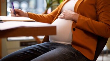 Corte Constitucional reafirma la protección laboral reforzada para mujeres embarazadas ante renuncias forzadas