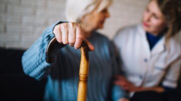 Corte reafirma la obligación de brindar cuidados gratuitos a adultos mayores vulnerables en instituciones de protección