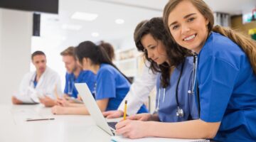 Cuidar a quienes cuidan, el imperativo de transformar la educación en salud