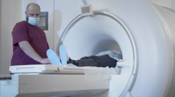 Decodificador de actividad cerebral podría revelar pensamientos en texto