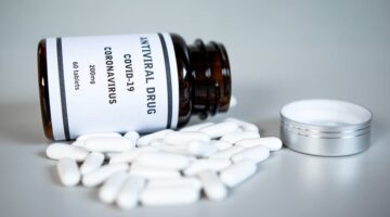 Después de la vacuna, la industria farmacéutica se enfoca en la búsqueda de una terapia contra el Covid-19