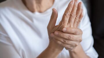 Detectan proteína que desencadena complicaciones en artritis reumatoide