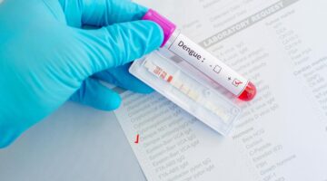 El Ministerio de Salud de Brasil ha declarado el próximo sábado como el Día D nacional para combatir el dengue, en un esfuerzo conjunto con el gobierno federal, los estados, los municipios y la sociedad. Esta movilización busca reforzar las acciones de prevención y eliminación de los brotes de mosquitos, con el lema "10 minutos contra el dengue". Además, el Ministerio ha autorizado un aumento financiero de R$ 23,4 millones reales para acciones de control.