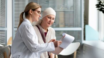 El derecho al olvido oncológico Colombia blinda la segunda oportunidad de quienes vencieron el cáncer