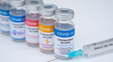 Estos son los efectos secundarios más comunes de las vacunas de Pfizer y AstraZeneca