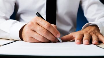 Exministros y exviceministros alertan sobre la crisis financiera en el sector salud