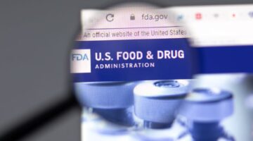 Expertos respaldan vacunas de Moderna y Pfizer para prevenir el covid-19 en bebés