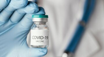 FDA aprueba nuevas vacunas contra la covid-19 de Pfizer y Moderna dirigidas a variantes actuales