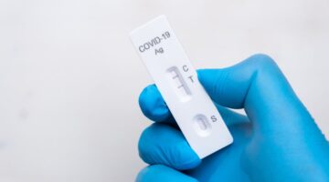 FDA autoriza la primera prueba combinada de gripe y COVID-19 sin receta