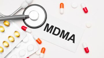 FDA rechaza el uso del MDMA como terapia complementaria para el TEPT