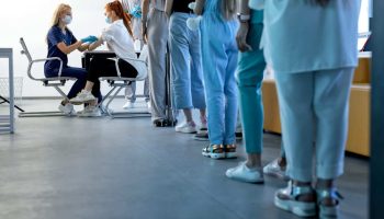 Farmacéuticas piden mejorar el acceso a ensayos clínicos oncológicos en el mundo tras disminución del Covid-19