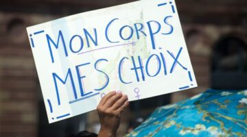 Francia consagra en su constitución el derecho al aborto