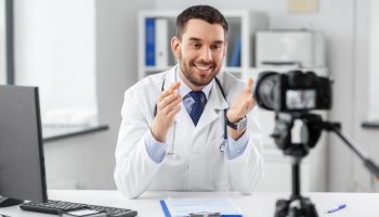 Francia regula a los médicos influencers nuevas reglas para la divulgación de contenido