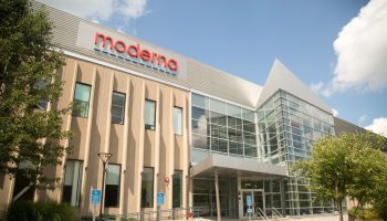 Gobierno de EE. UU. otorga $590 millones a Moderna para vacuna contra la gripe aviar