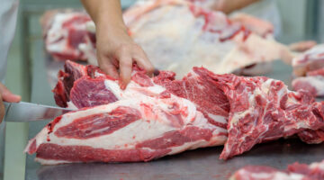 Gobierno emite decreto para reactivar mataderos municipales y reducir precios de la carne