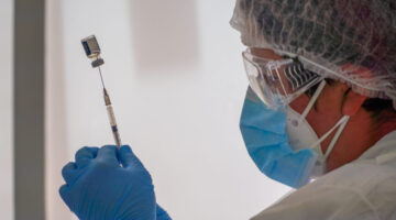 Gobierno reglamentará la vacunación de personas sin documento de identidad