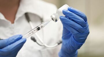 Hasta el jueves 29 de abril se podrá vacunar el personal de salud de etapas 1 y 2 en Bogotá