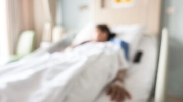 Hospitales públicos suspenden atención a profesores debido a falta de pagos