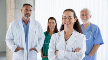 IMSS-Bienestar lanza programa médicas y médicos del bienestar en México, la red de servicios de salud más grande del mundo