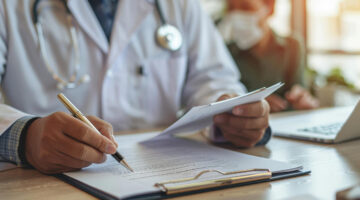 INVIMA actualiza reglamento y periodicidad de reportes de eventos adversos