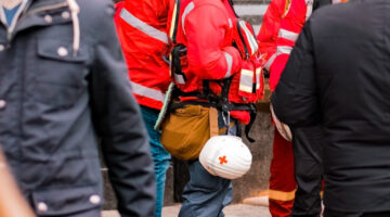 En las emergencias humanitarias, las enfermedades no transmisibles representan una amenaza aún mayor para la salud y la vida de las personas. Con el 75% de las defunciones a nivel mundial atribuidas a estas enfermedades, es crucial abordar esta problemática de manera efectiva. Desafortunadamente, la respuesta a las emergencias humanitarias ha pasado por alto la atención y el tratamiento de las personas afectadas por enfermedades no transmisibles, centrándose en las necesidades más inmediatas. Sin embargo, esto está a punto de cambiar.