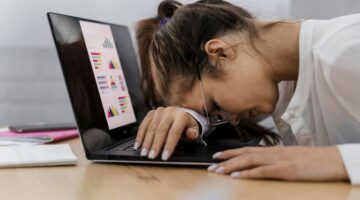 La OIT revela condiciones laborales precarias trabajos digitales y plataformas web en LATAM