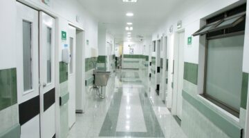 La sede de Metrosalud Castilla activó sus servicios Este martes 7 de febrero, la ESE Metrosalud anunció la reapertura del servicio de urgencias de la Unidad Hospitalaria (UH) Castilla, tras el levantamiento de la medida sanitaria por parte de la Secretaría Seccional de Salud y Protección Social de Antioquia. La reapertura fue posible gracias a las mejoras en el servicio implementadas, en lo que tiene que ver con la infraestructura física y el fortalecimiento del talento humano en salud. Según la Seccional de Salud, la causa de la suspensión de los servicios fue el incumplimiento de normas sanitarias especificadas en la Resolución 2003 de 2019, que definió los procedimientos y condiciones para la prestación de los servicios de salud por parte de los operadores del sistema. Durante la suspensión temporal de este servicio, Metrosalud mantuvo la atención a cada uno de los usuarios, con el respaldo de los demás puntos de la red hospitalaria. Además, su modelo de prestación de servicios, basado en atención primaria en salud, permitió responder a las necesidades de la población. Asimismo, el personal también se capacitó en prácticas seguras, enfoque diferencial, limpieza y desinfección, normas de bioseguridad y medidas para la prevención y control de infecciones asociadas a la atención en salud. Valentina Sosa Carvajal, gerente de Metrosalud, informó a toda su población, en especial a la Comuna 5 – Castilla, que durante la visita de la Secretaría Seccional de Salud y Protección Social de Antioquia que nos retira el sello de la suspensión temporal del servicio dado que cumplimos con la totalidad de los estándares de habilitación. “Esto significa que continuaremos garantizando una atención en salud oportuna, eficiente y de calidad a más de 74.400 personas”, expresó la gerente de Metrosalud. Los usuarios fueron recibidos en el área de urgencias renovada en la UH Castilla, donde se practican intervenciones, se cuenta la adecuación de los consultorios, salas de observación para hombres, mujeres y niños, salas de procedimientos, salas de espera y baños, entre otros. Actualmente, el espacio de servicio cuenta con un consultorio de triage y cuatro consultorios médicos, diez camillas de observación, una sala de reanimación de pacientes, una de yesos, una de curaciones y una de intoxicados, en las que se adelantan todos los esfuerzos para preservar la salud física y mental. Alejandro Álvarez, usuario de la Institución, expresó que esta activación de los servicios es importante, ya que pueden puedan atender a miles de usuarios que en estos momentos lo necesitan, incluyendo a mi hija si en algún momento lo llegara a necesitar. De forma específica en el servicio de urgencias también se atendieron las observaciones del organismo auditor en materia de dotación con equipos, insumos y medicamentos requeridos, así como ajustes a las guías y protocolos como complemento a la formación y actualización del equipo humano en salud que trabaja para garantizar una atención segura a la ciudadanía.