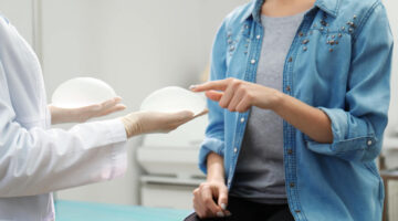 Linfoma anaplásico asociado con implantes mamarios