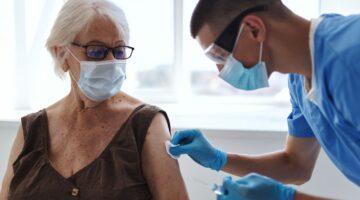 Los CDC refuerzan la recomendación de vacunación contra el VRS para mayores de 75 años