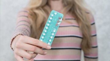 Los anticonceptivos orales combinados triplican el riesgo de ictus criptogénico en mujeres jóvenes, advierte estudio europeo