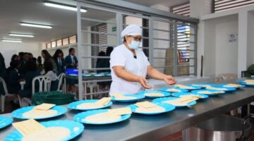 Más de 781.000 niños afectados por fallas en el suministro del PAE en Colombia, alerta la Contraloría