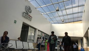 Médicos mexicanos exigen al gobierno mejorar la infraestructura de salud del país