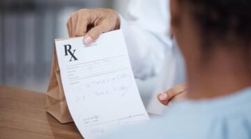 Medida prohíbe a los médicos incluir marcas comerciales de medicamentos en las recetas en Argentina