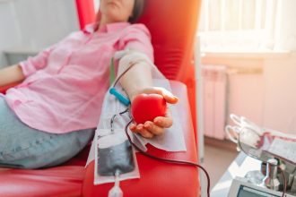 En 2023, México alcanzó un hito significativo en el ámbito de la salud pública, registrando 1.6 millones de donaciones de sangre, según datos del Centro Nacional de la Transfusión Sanguínea (CNTS). Este logro refleja un aumento en la donación voluntaria y altruista, que creció de un 5.1% en 2018 a un 8.3% en 2023, cumpliendo así con los indicadores de abasto de sangre establecidos por la Organización Mundial de la Salud (OMS).