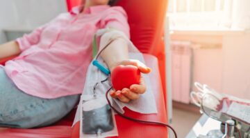 En 2023, México alcanzó un hito significativo en el ámbito de la salud pública, registrando 1.6 millones de donaciones de sangre, según datos del Centro Nacional de la Transfusión Sanguínea (CNTS). Este logro refleja un aumento en la donación voluntaria y altruista, que creció de un 5.1% en 2018 a un 8.3% en 2023, cumpliendo así con los indicadores de abasto de sangre establecidos por la Organización Mundial de la Salud (OMS).
