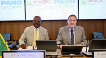 OPS y África CDC firman acuerdo para impulsar el acceso equitativo a vacunas y medicamentos