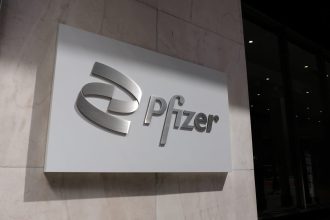 FDA amplía aprobación de la vacuna Abrysvo contra el VRS de Pfizer para adultos de mayor riesgo