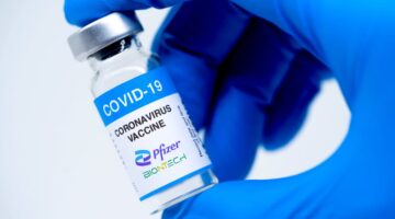 Pfizer solicita FDA dosis de refuerzo adulstos sin distincion